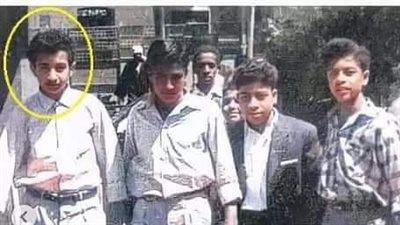 هذا الولد الأنيق تحول لأهم فنان في جيله.. تزوج من فنانة شهيرة وابنته ممثلة شهيرة لم تتزوج!! لن تتخيل من هو!!