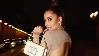 بطريقة غريبة.. الفنانة بلقيس تقف على مسرح دبي وتطلب المساعدة