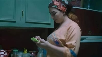 أخذ الزوج هاتف زوجته المشابِهَ لهاتفه