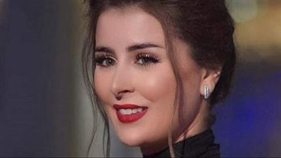 عائشة بن أحمد تفاجئ الجميع بإطلالة جريئة