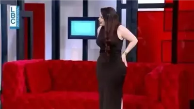 تفاجأ العالم بموقف في برنامج “أحمر بالخط العريض”.. والمذيع يخجل وينسحب في منتصف الحلقة