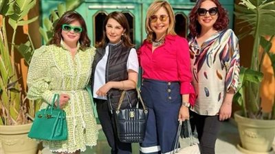 تزوجت وعندها 10 سنوات كانت عمرها عشر سنوات حينما ژفت إلى عريسها كامله