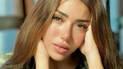 لن تعرفوها.. تغير شكل الفنانة سارة سلامة بعد خضوعها لأكثر من 18 عملية تجميل