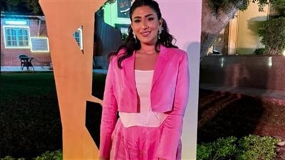 هذه الفتاة هي ابنة فنان شهير.. خمن من هو؟