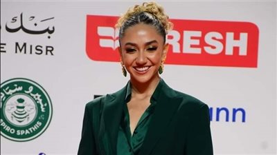هذه الفتاة هي ابنة فنان شهير.. خمن من هو؟